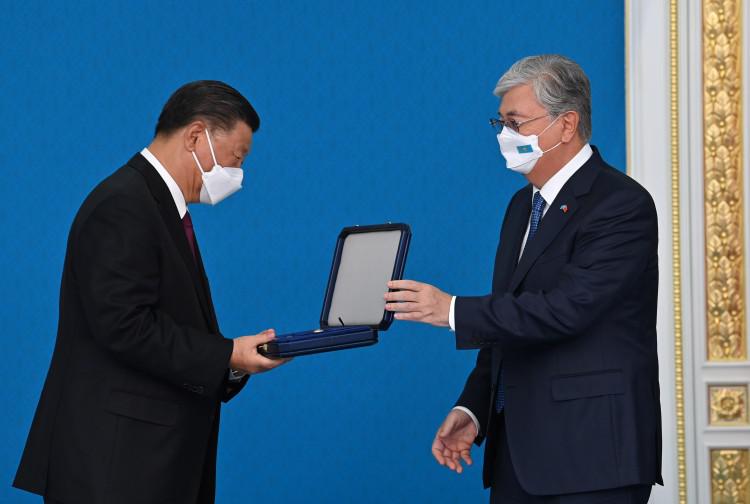 哈萨克斯坦总统托卡耶夫（右）14日向大陆国家主席习近平颁赠哈萨克斯坦「金鹰勋章」，不过并...