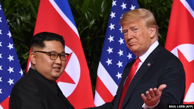 2018年6月12日，美国时任总统特朗普在新加坡圣淘沙岛嘉佩乐酒店与朝鲜领导人金正恩举行历史性的美朝峰会