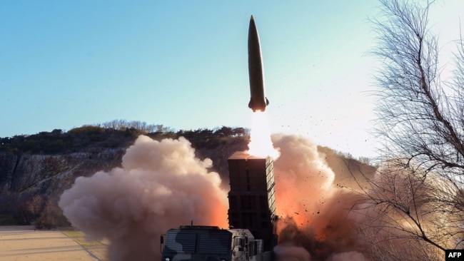 朝鲜官方朝鲜中央通讯社2022年4月17日发布的这张未注明日期的图片显示了一种新型战术制导武器在朝鲜一个未公开地点的试射。据称该系统将提高其战术核武器的效率。