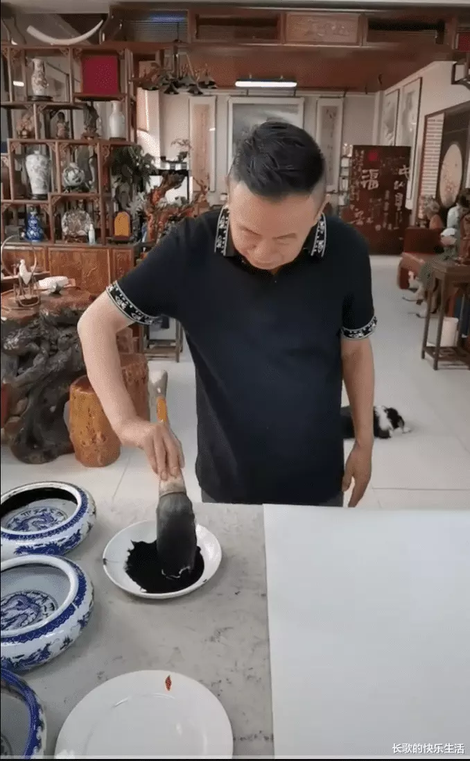 潘长江晒自己作画视频，豪宅内堆满古董