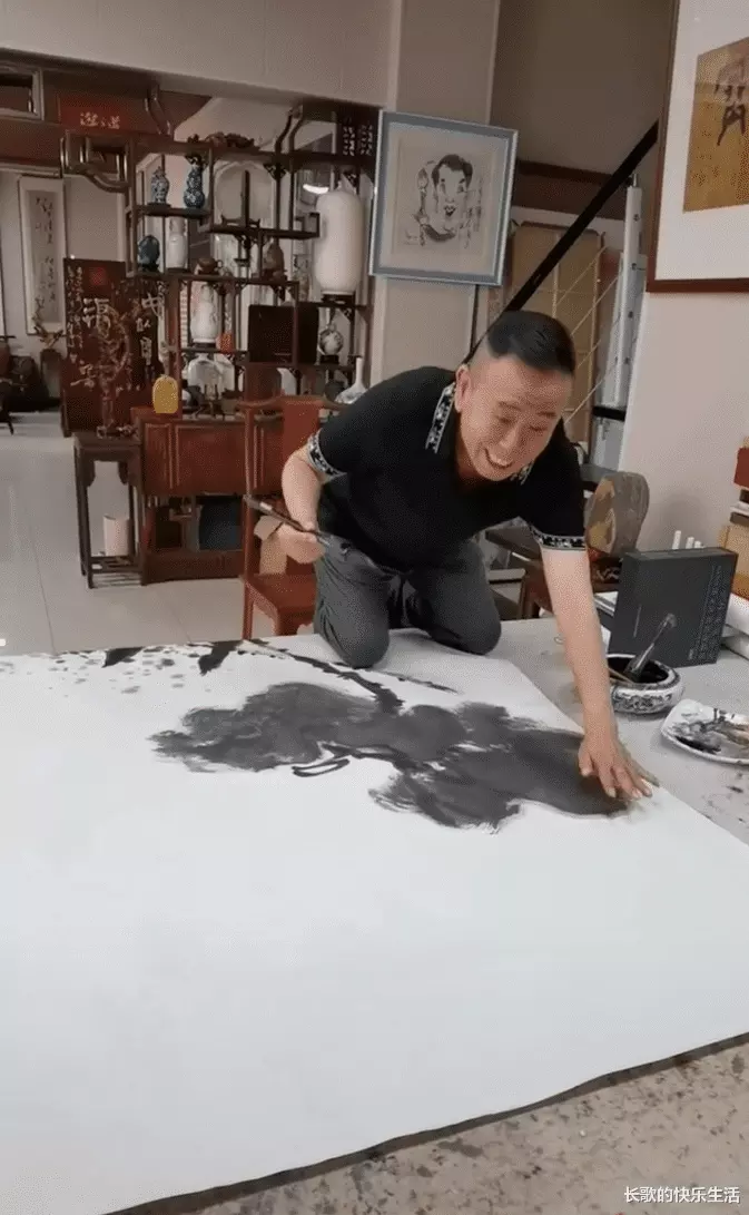潘长江晒自己作画视频，豪宅内堆满古董
