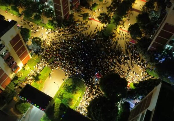 武汉高校爆发大规模学生游行示威 参与者被威胁