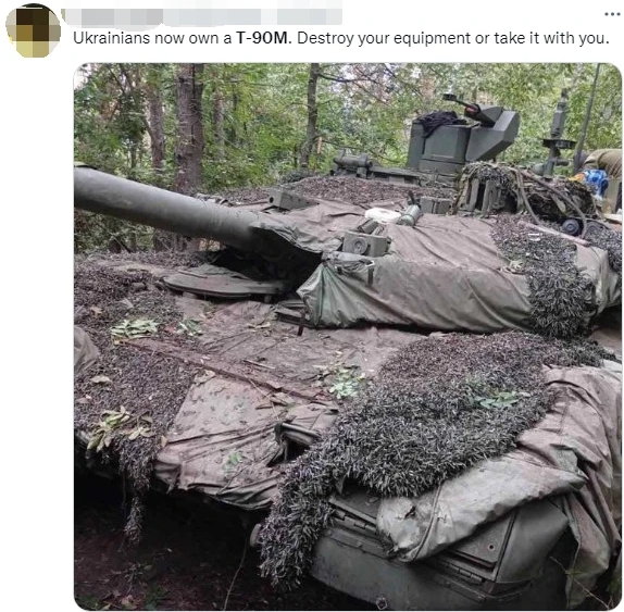 俄軍倉皇逃跑，遺棄了整台價值450萬英鎊的 T-90M 坦克。   圖 : 翻攝自推特