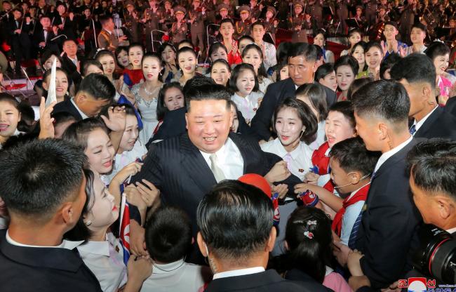 中国还不如朝鲜？金正恩不戴口罩被万民拥簇