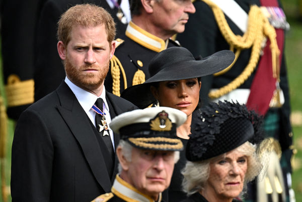 ▲▼哈利梅根夫妇与卡蜜拉出席英国女王国葬时表情相当凝重。（图／路透）