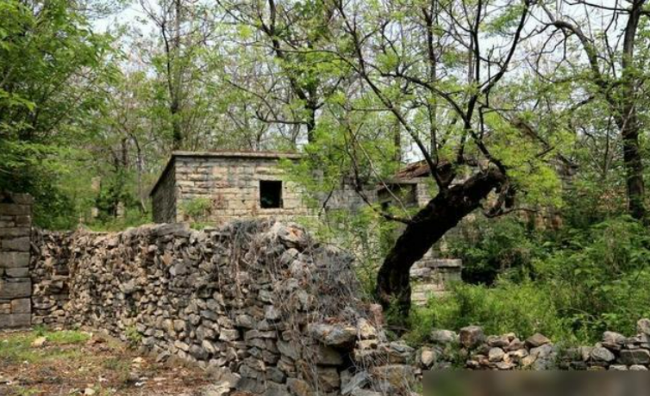 江苏又一古村走红 距今600多年房屋都由石头建造