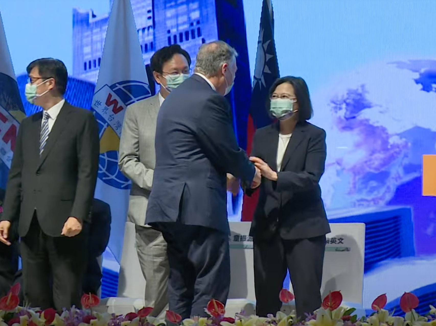 台湾的总统蔡英文与美国国务卿蓬佩奥握手致意。(图源：台湾的总统府)