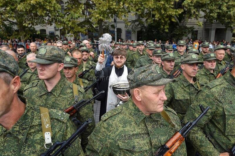 東正教的神職人員正在祝福俄羅斯士兵們。（圖擷取自推特）