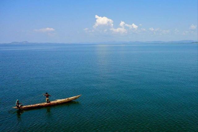 世界面积最大的人工湖 坐小船绕一圈需1个月