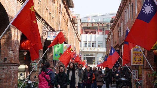 元旦的时候，台湾的外岛金门出现了一条街两边旗的场面。