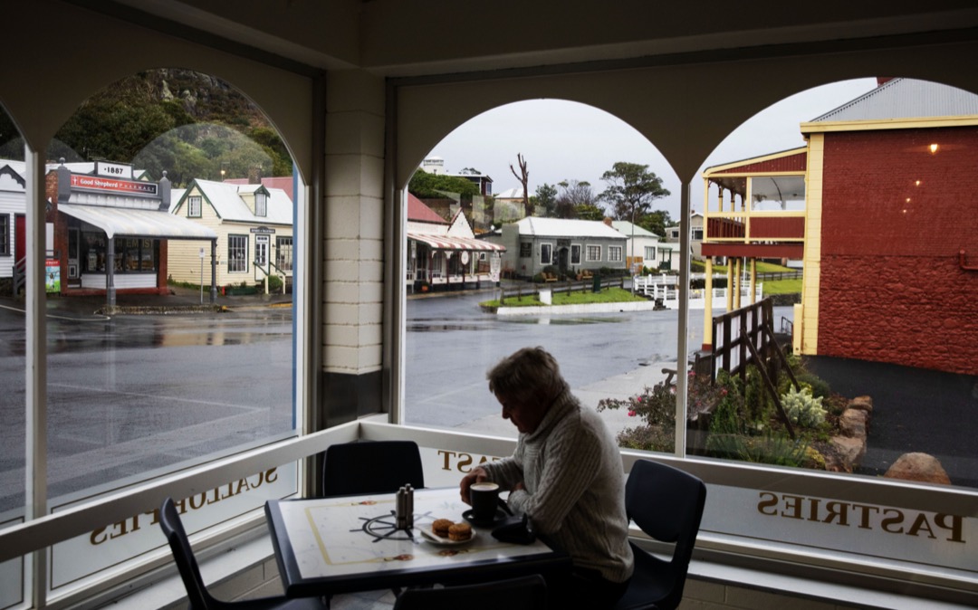 澳大利亚塔斯曼尼亚城市斯坦利，一名食客在餐厅里喝咖啡。