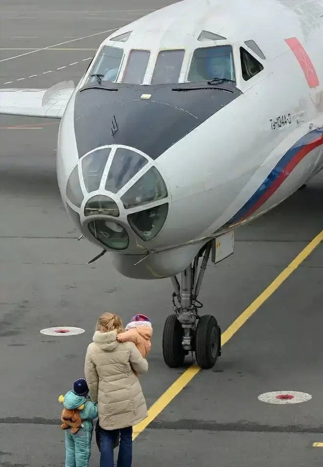 乌东领导人赴莫斯科 他们坐的飞机 让人大吃一惊