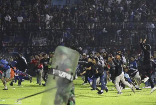 印尼足球迷爆发冲突至少127死  死于踩踏和窒息