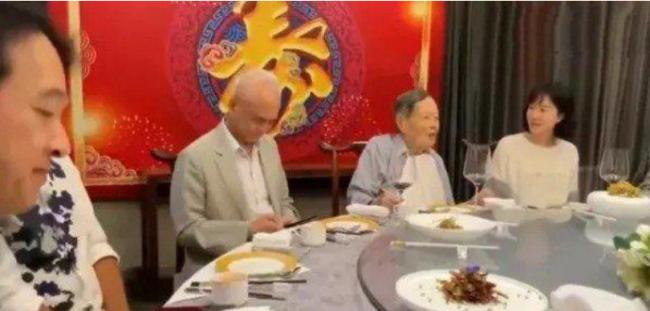 网晒物理学家杨振宁百岁宴影片 小54岁妻陪身旁
