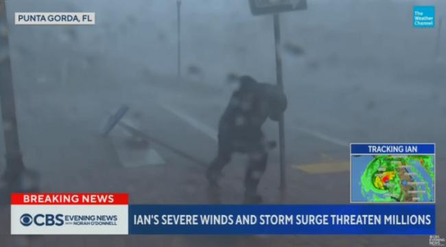 记者直播飓风 树枝砸腿、差点被风卷走 值吗？