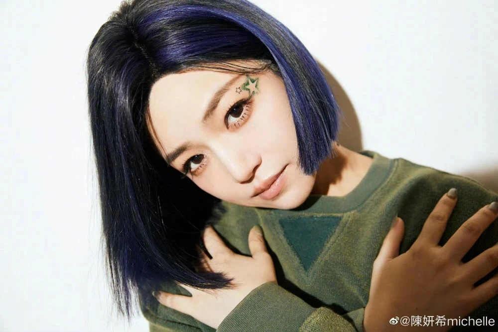 陈妍希蓝色挑染短发配星星眼妆 个性又时髦