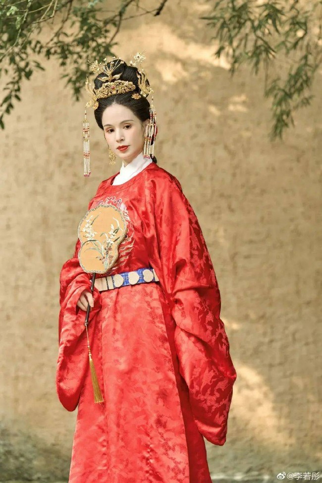 李若彤穿红演绎大明风华 56岁的她美得让人窒息