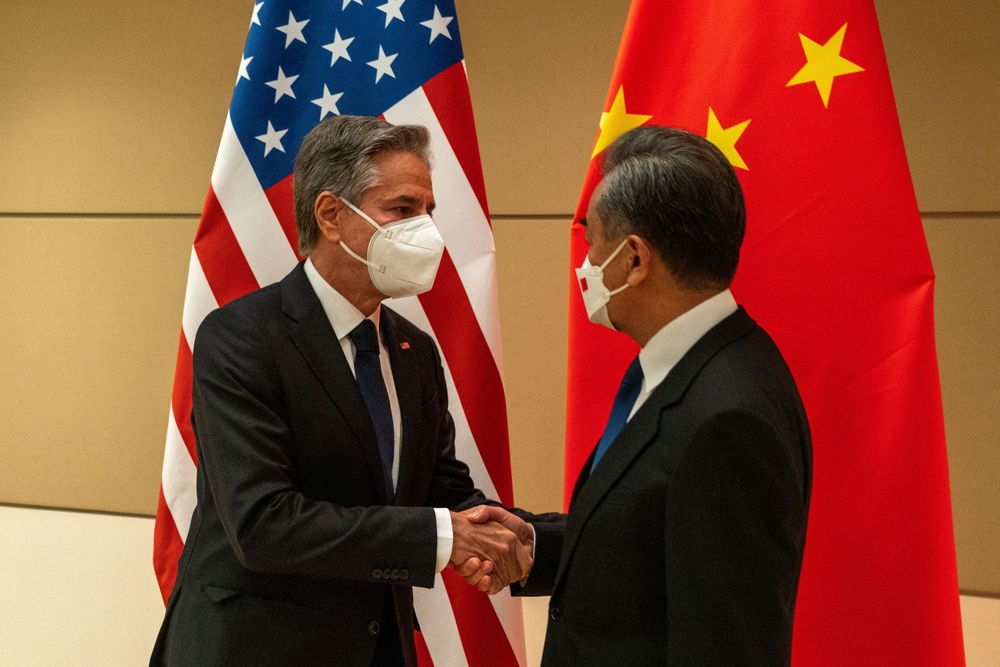 中国外交部长王毅（右）与美国国务卿部林肯（左）会面。资料照片
