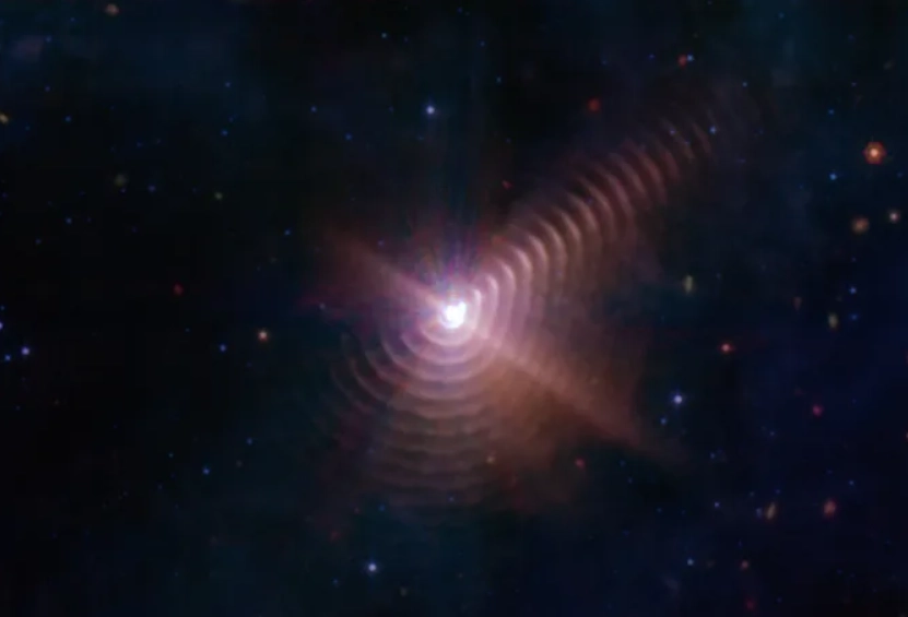 韦伯望远镜拍到罕见的“年轮”形状尘埃环