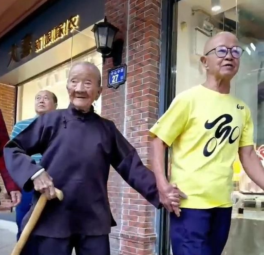 88岁儿牵手110岁母亲逛街，路人围观：太羡慕了