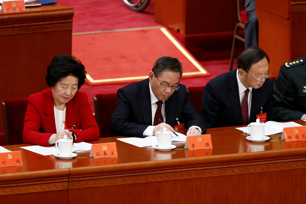 周日，中国副总理孙春兰和其他官员在北京的人民大会堂。