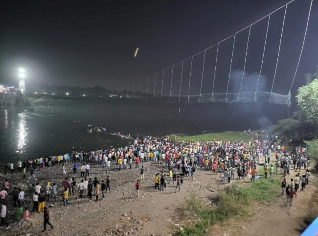 吊桥塌了！超500人落水，至少40死…现场曝光