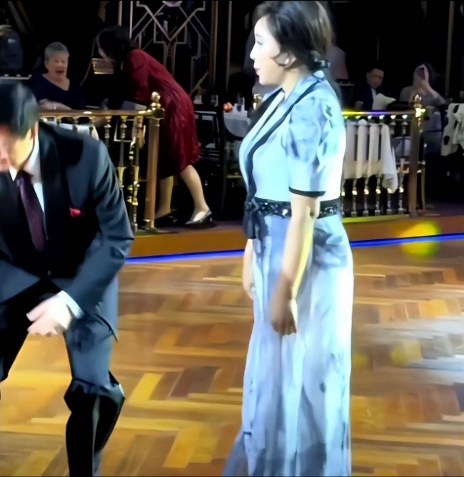 刘晓庆70岁大寿，浓妆难掩老态，与男子热舞