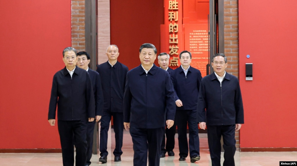 中共领导人习近平带领他的新班子到陕北参观延安革命纪念馆 (2022年10月27日)