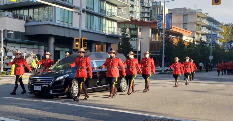 因公殉职加拿大台裔女警杨子信（Shaelyn Yang）的葬礼于2日举行，加拿大皇家骑警护送杨子信灵柩，陪她走最后一程。（中央社）