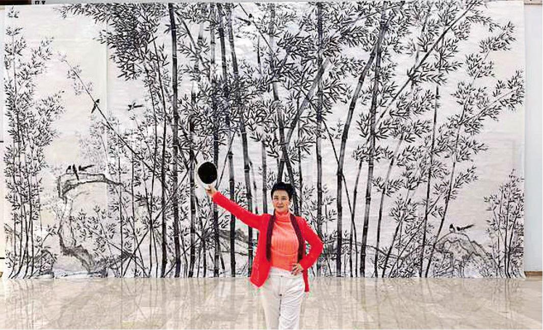 已故国家领导人李鹏的女儿李小琳（图）近日学画，并用两天时间完成图中背影的巨幅水墨画《九天君竹》，被友人形容为「华丽转身」。（网上图片）