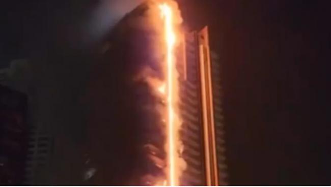 触目惊心：35层大楼烧成一条“火舌” 烈焰狂窜