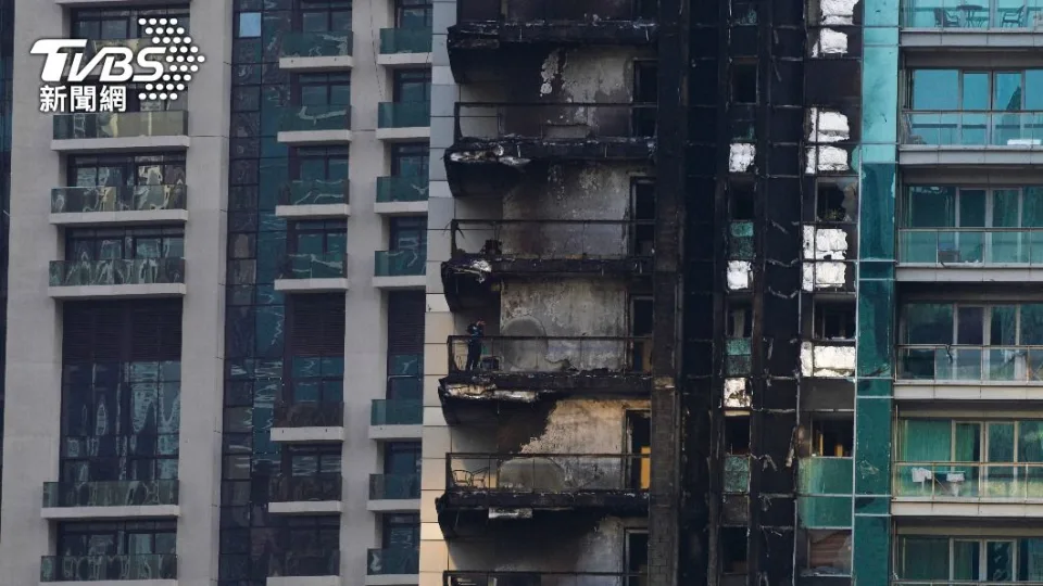 慘遭祝融的大樓，外觀被燒得焦黑，目前尚不清楚有無人員身亡。（圖／達志影像美聯社）