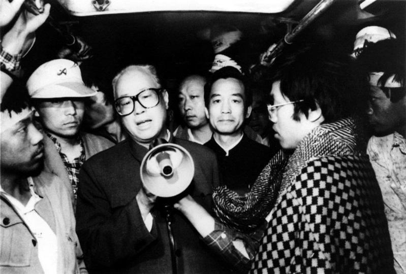 1989年5月19日清晨，赵紫阳亲赴天安门广场向学生温情喊话，呼吁众人结束绝食回...