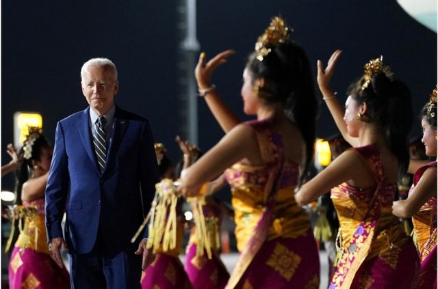拜登总统抵达巴厘岛国际机场时观看印尼文化表演。