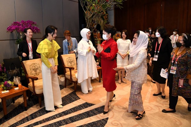 习夫人彭丽媛出席G20领导人峰会配偶活动