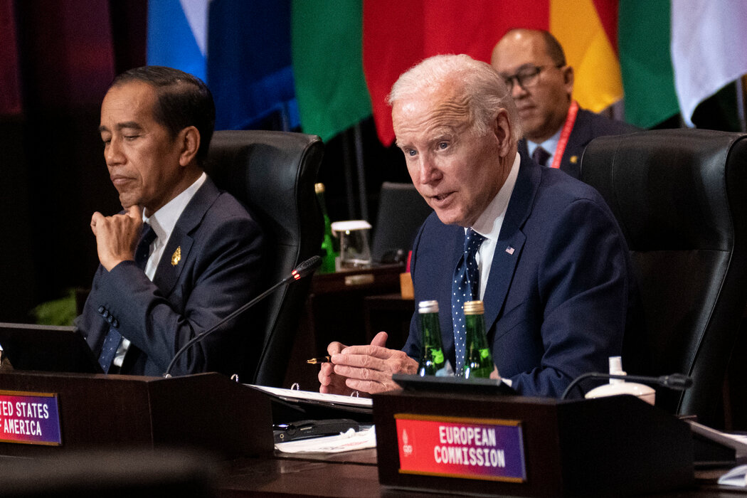 周二，在巴厘岛G20峰会参加会议的拜登总统。