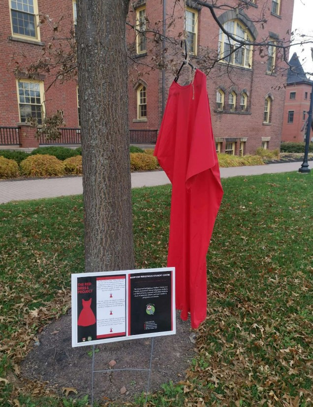 华人学生曝诡异一幕：加拿大校园突现红裙挂树