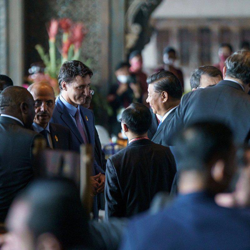 杜鲁多与英国首相苏纳克在G20喝酒聊天。（路透）