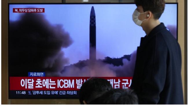 朝鲜试射新型洲际弹道导弹　金正恩携妻女露面