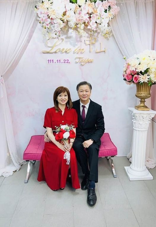 新闻美女主播官宣二婚 穿一身红裙嫁64岁教授