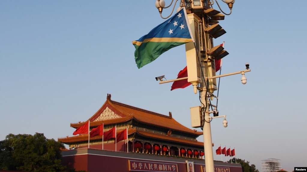 资料照：所罗门群岛与中国国旗在天安门广场飘扬。（2019年10月7日）