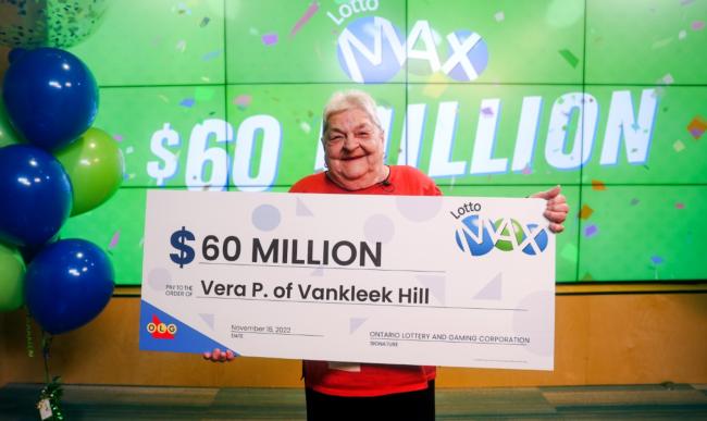 幸运:83岁老人赢6000万大奖,她曾救了妹妹一命