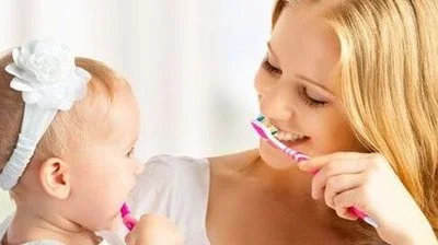 宝宝刷牙时总是吃牙膏 会中毒吗？怎么帮他纠正