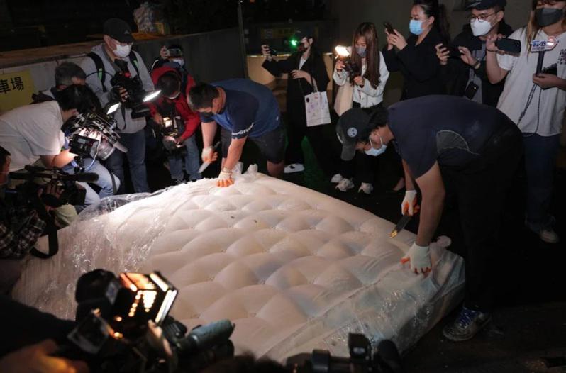 S HOTEL突发的床垫解剖秀引来大批媒体拍摄。（本报资料片）