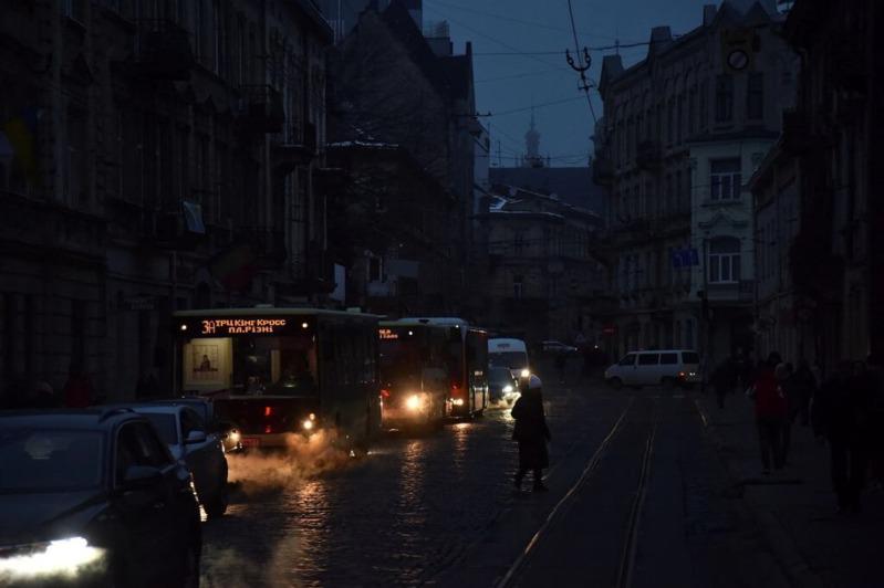 图为23日乌克兰关键基础设施遭俄罗斯飞弹袭击后，利沃夫市中心停电。（路透）