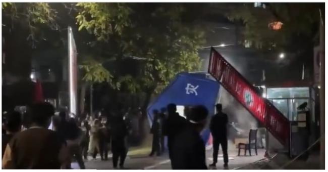 乌鲁木齐效应 兰州民众抗议掀翻核酸检测亭