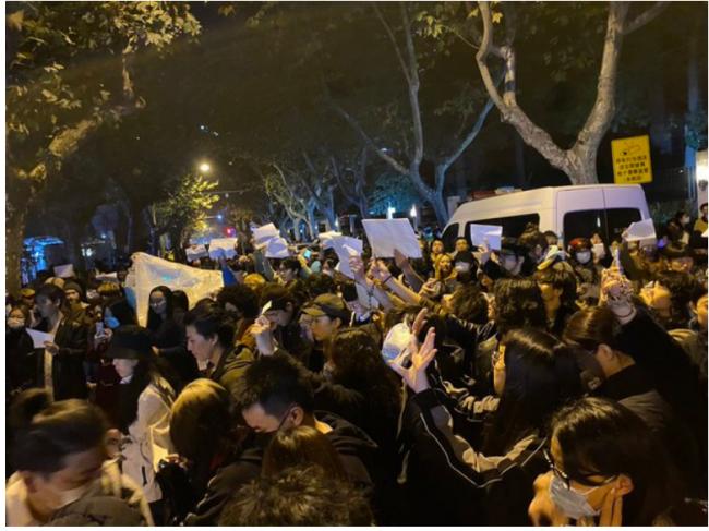 中国更多高校深夜加入抗议行动 上海高喊习下台