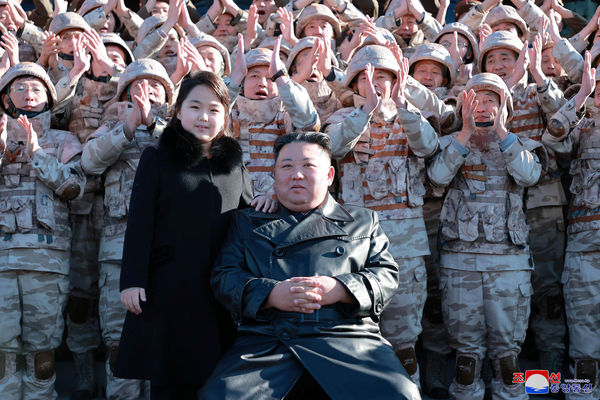 ▲▼北韩金正恩带著二女儿金主爱在「火星-17型」飞弹发射车前亮相，与军方拍摄纪念合照。（图／路透）