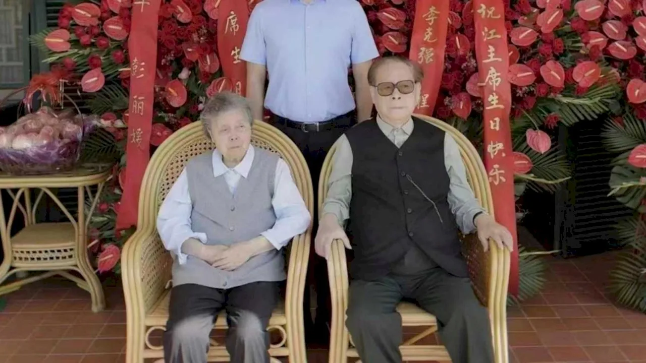 中國社群媒體今年流出中國前國家主席江澤民（右）的96歲壽宴照，身旁為江的太太王冶坪。翻攝微博