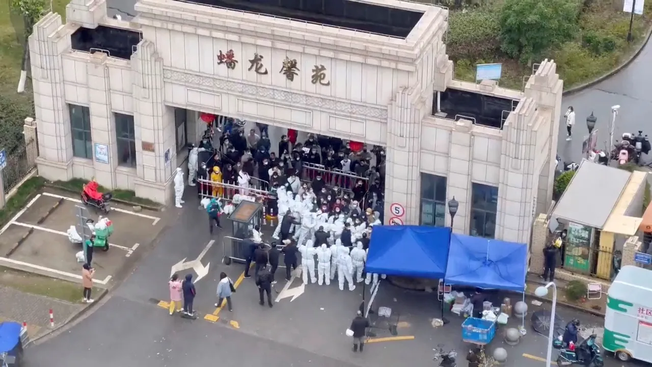 上海居民与防疫人员衝突场面。路透社